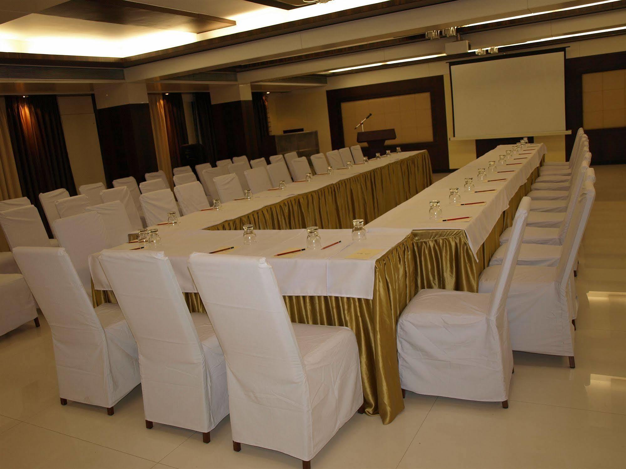Kapila Business Hotel Pune Extérieur photo